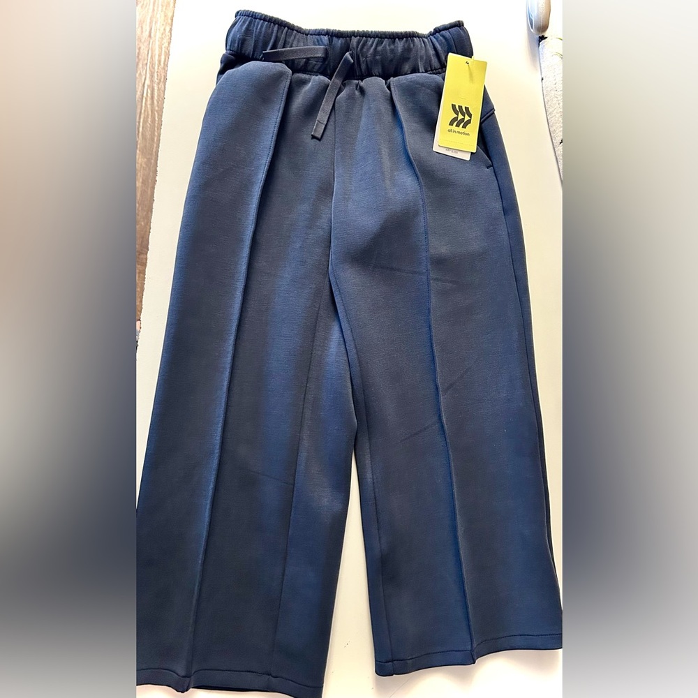 NWT Girls Navy Airy Sleek sweatpants- All in Motion Size SMALL